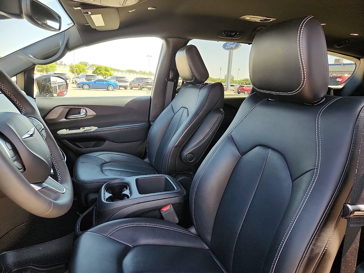 Used 2025 Chrysler Pacifica Select FWD image 7