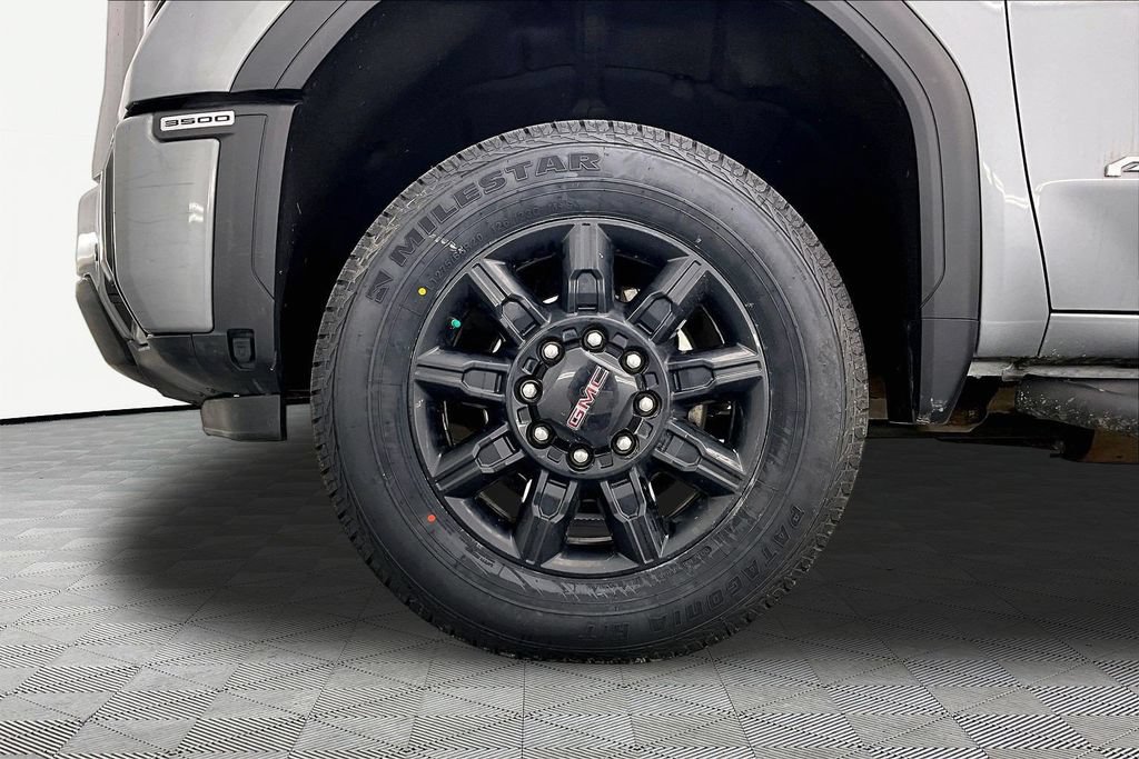 Used 2024 GMC Sierra 3500 AT4 w/ Technology Package AWD/4WD image 9