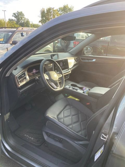 Used 2024 Volkswagen Atlas SE AWD/4WD image 4