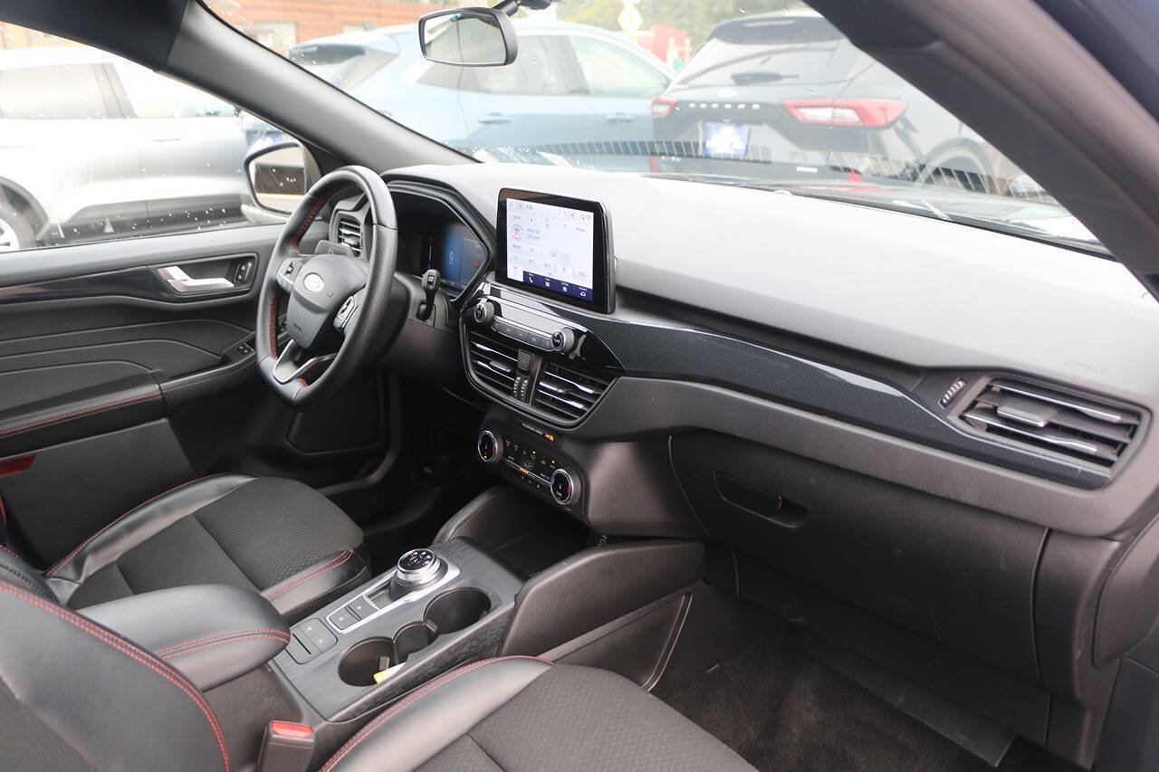 Certified 2025 Ford Escape ST-Line Select AWD/4WD image 27