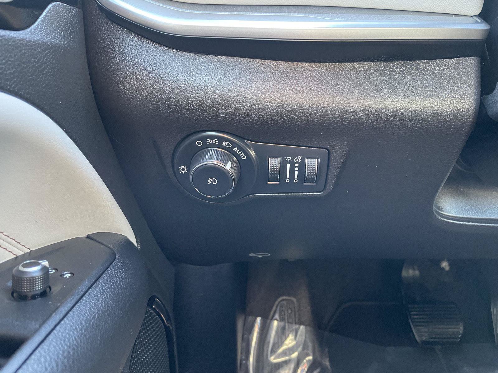 Used 2025 Jeep Compass Limited AWD/4WD image 16