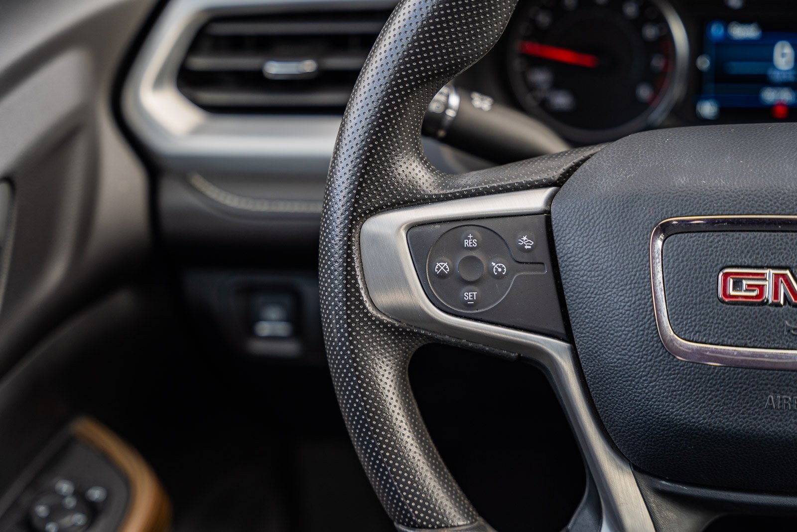 Used 2023 GMC Acadia SLE w/ Driver Convenience Package image 26