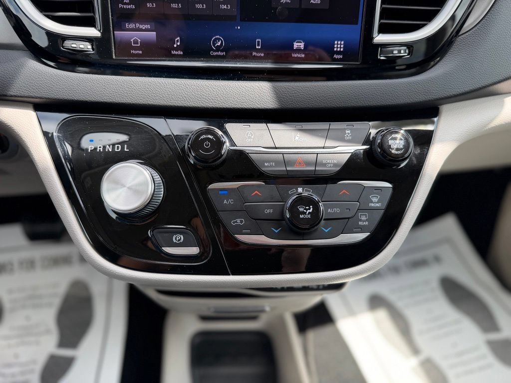 Used 2022 Chrysler Pacifica Touring-L FWD image 27
