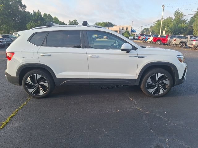 Used 2024 Volkswagen Taos SE AWD/4WD image 2