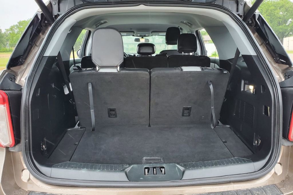 Certified 2021 Ford Explorer XLT w/ Equipment Group 202A RWD image 32