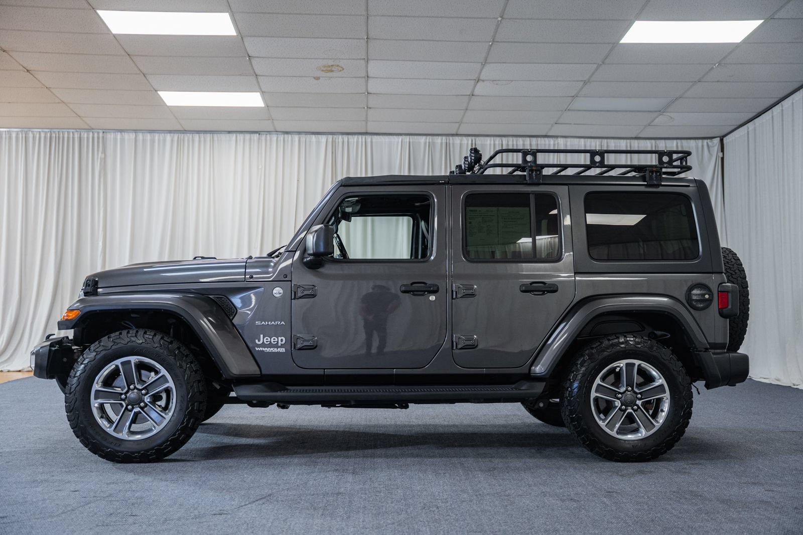 Used 2018 Jeep Wrangler Unlimited Sahara AWD/4WD image 5