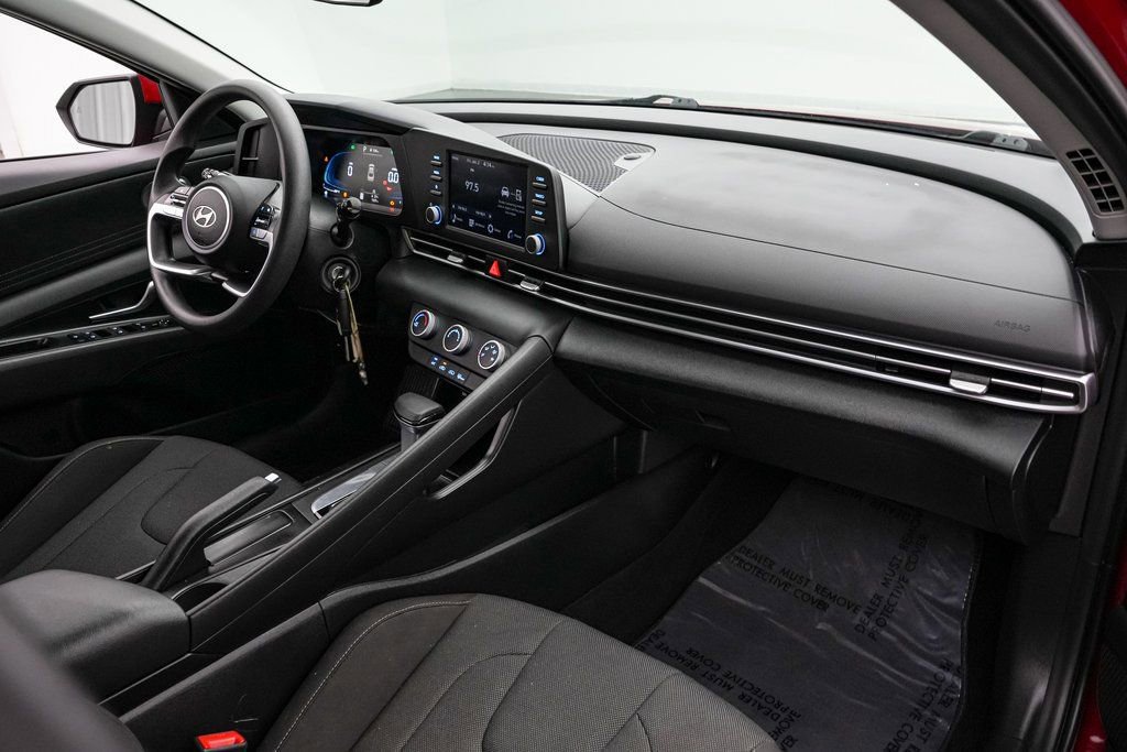 Used 2025 Hyundai Elantra SE image 21