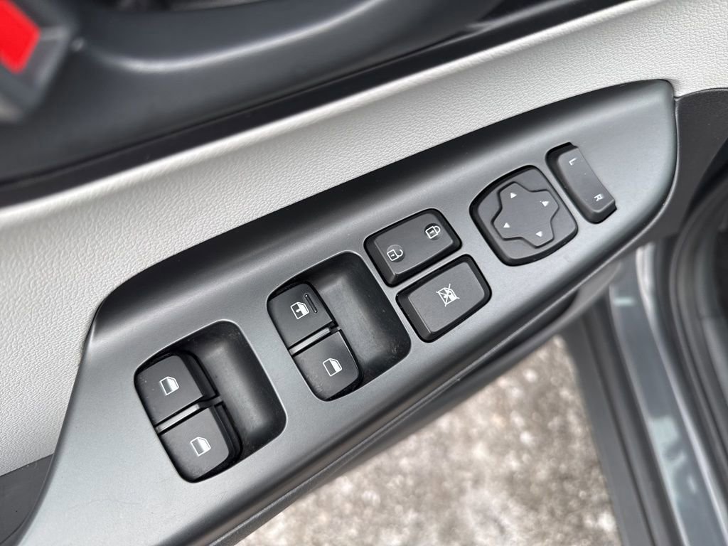 Used 2023 Hyundai Kona SE image 16