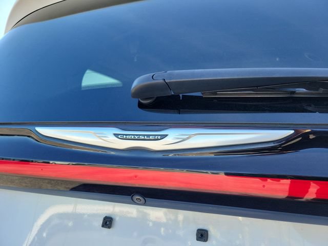 Used 2024 Chrysler Pacifica Touring-L FWD image 8