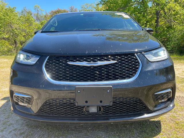 Used 2025 Chrysler Pacifica Select FWD image 2