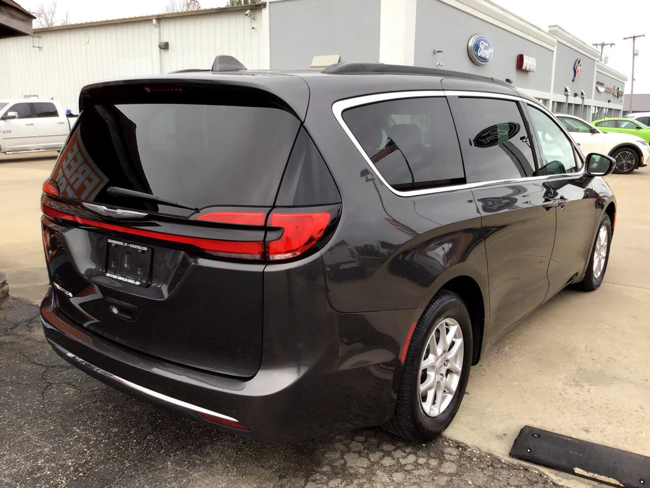 Used 2022 Chrysler Pacifica Touring-L image 5