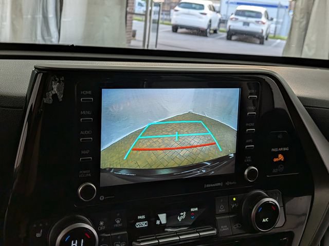 Used 2021 Toyota Highlander XLE AWD/4WD image 35