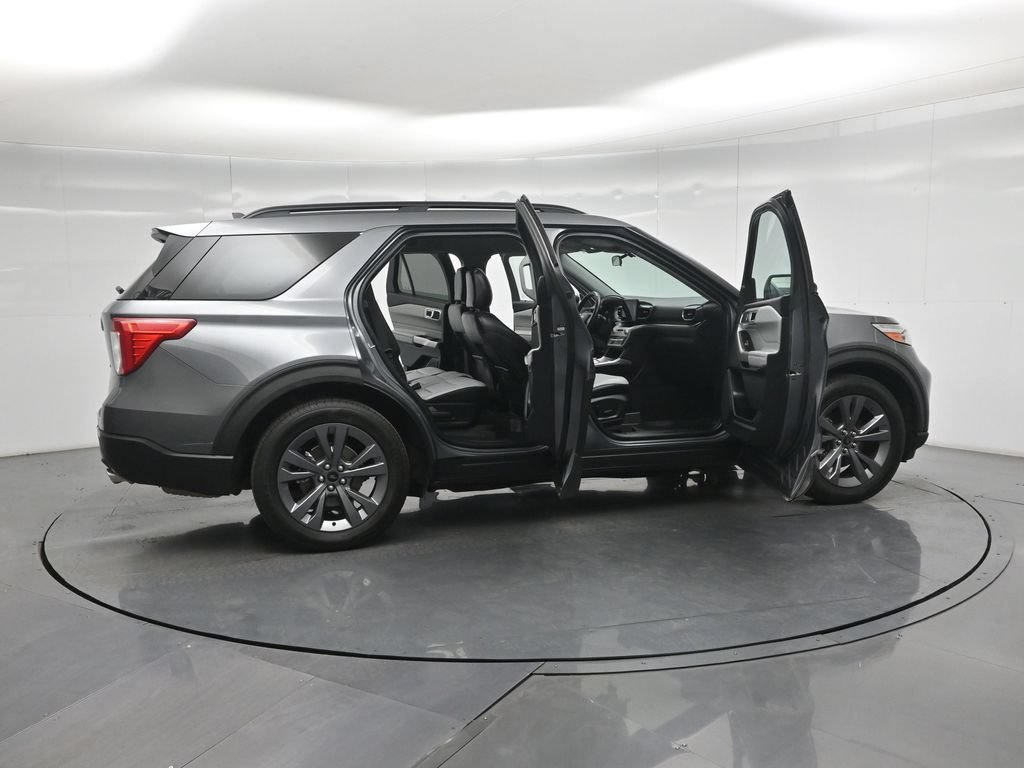 Certified 2021 Ford Explorer XLT w/ Equipment Group 202A RWD image 4