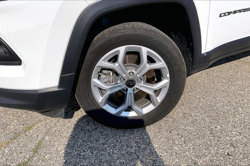 Used 2025 Jeep Compass Latitude AWD/4WD image 4