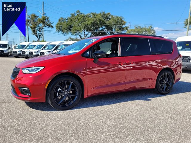 Used 2025 Chrysler Pacifica Limited w/ Uconnect Theater Family Group