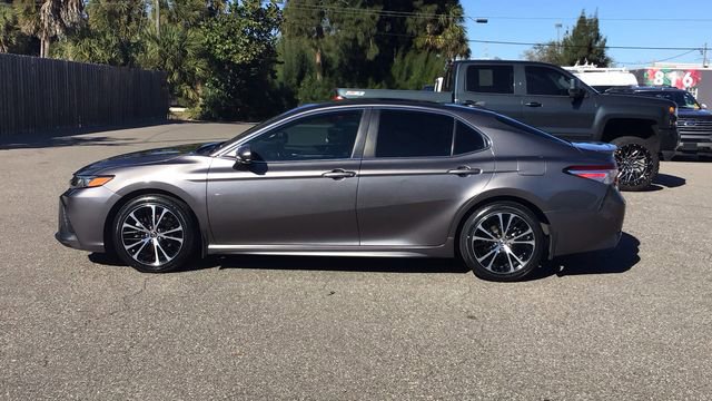 Used 2020 Toyota Camry SE image 2