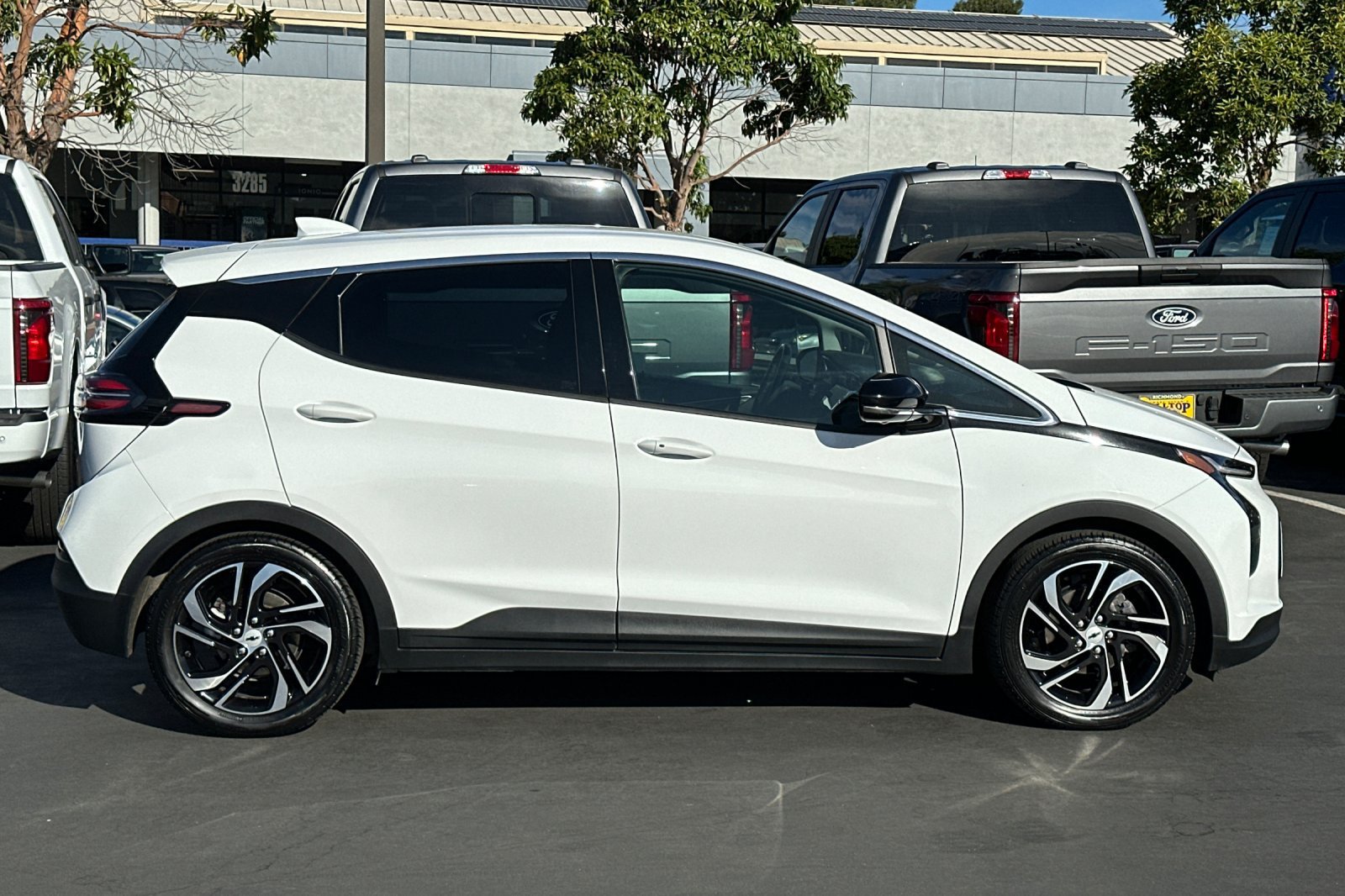 Used 2022 Chevrolet Bolt LT w/ Infotainment Package FWD image 4