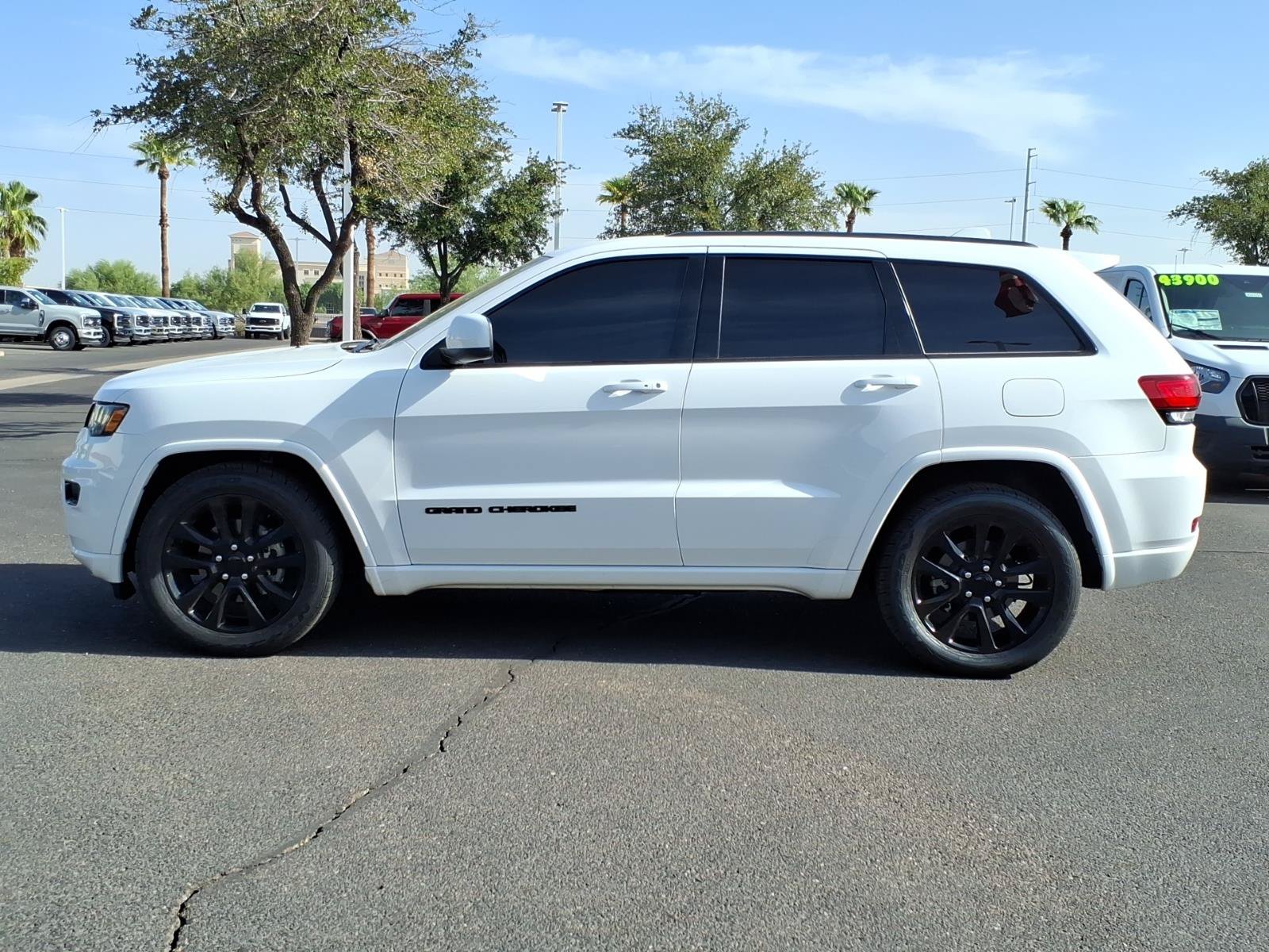 Used 2018 Jeep Grand Cherokee Altitude RWD image 2