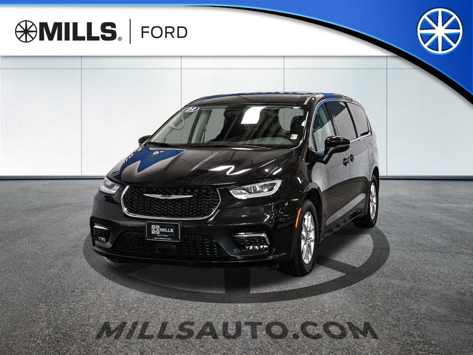 Used 2023 Chrysler Pacifica Touring-L FWD image 1