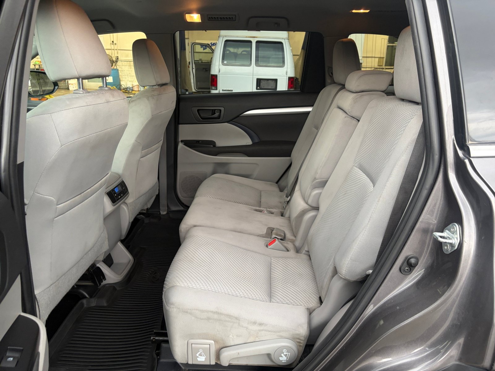 Used 2019 Toyota Highlander LE AWD/4WD image 25