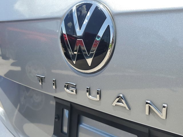Used 2022 Volkswagen Tiguan SE R-Line image 11