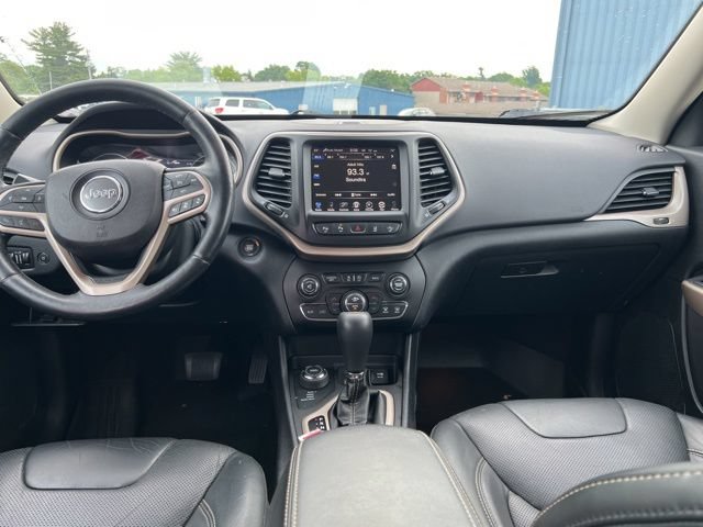 Used 2017 Jeep Cherokee Limited w/ Luxury Group AWD/4WD image 3