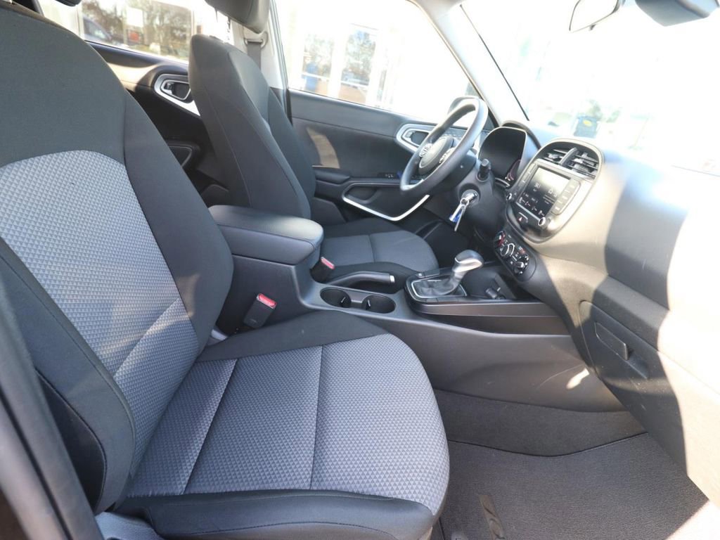 Used 2025 Kia Soul LX w/ LX Technology Package image 14