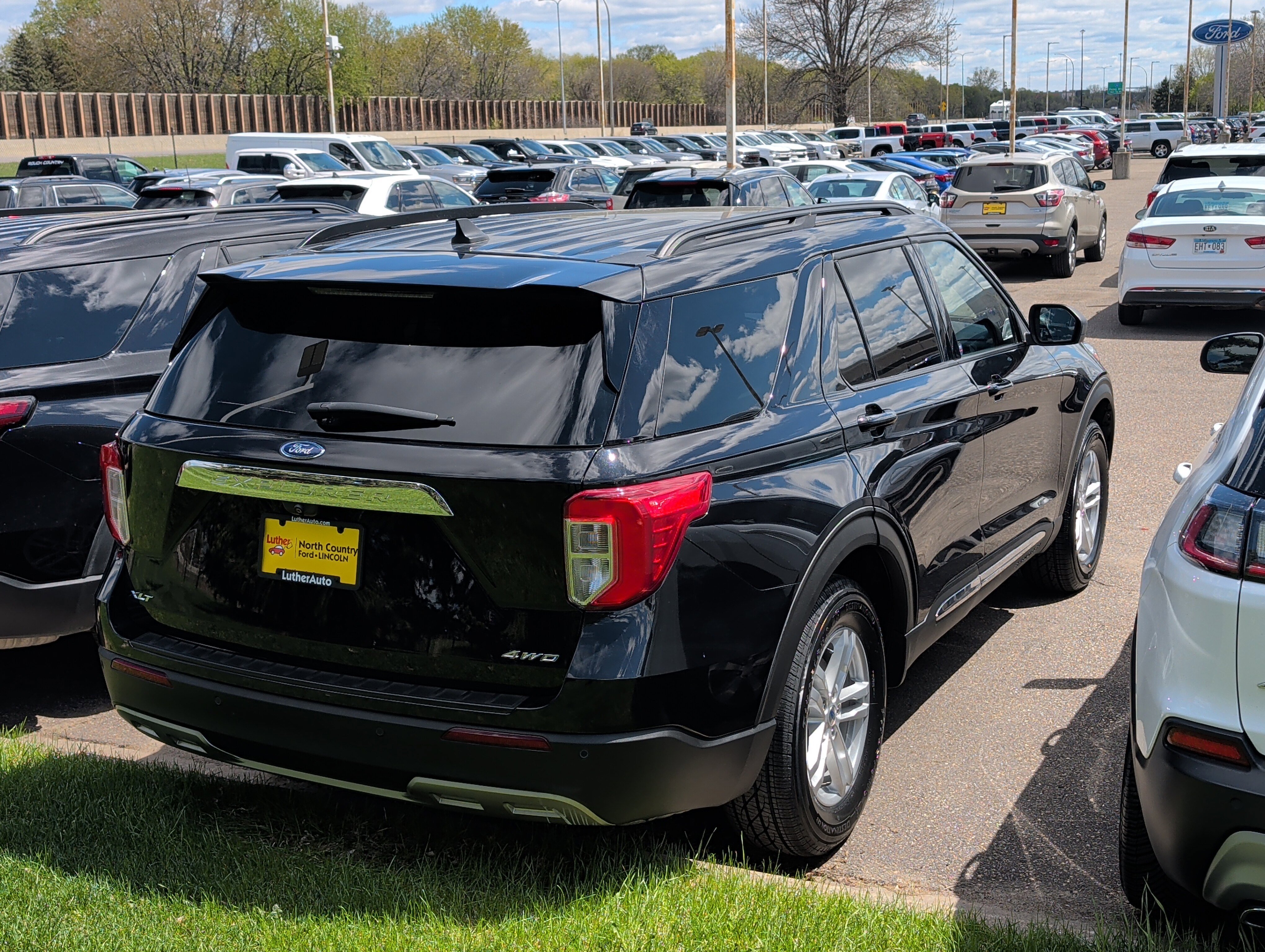 Certified 2022 Ford Explorer XLT w/ Equipment Group 202A AWD/4WD image 2