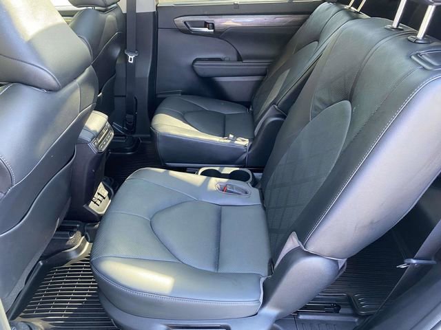 Used 2023 Toyota Highlander Platinum FWD image 16