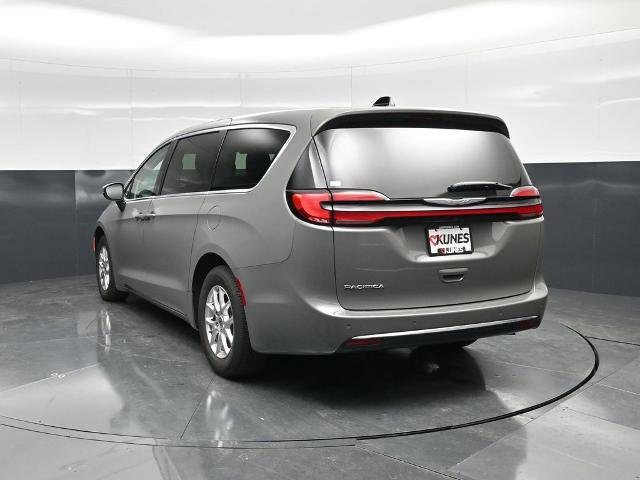 Used 2023 Chrysler Pacifica Touring-L image 8