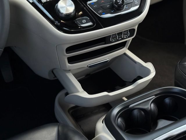 Used 2023 Chrysler Pacifica Touring-L FWD image 25