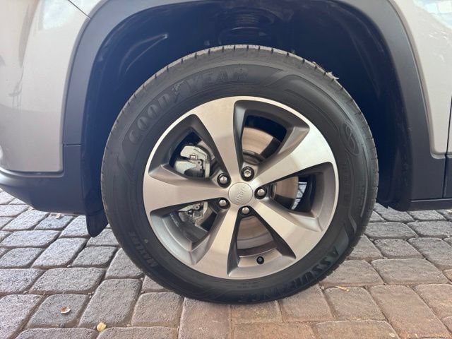 Used 2020 Jeep Cherokee Limited w/ Advanced Safety Group AWD/4WD image 25