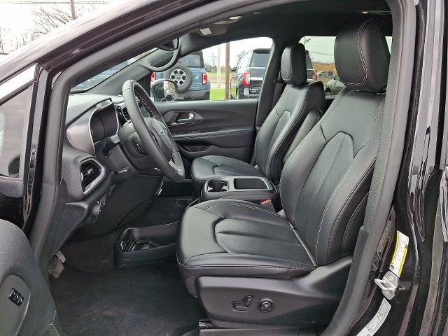 Used 2025 Chrysler Pacifica Select image 14