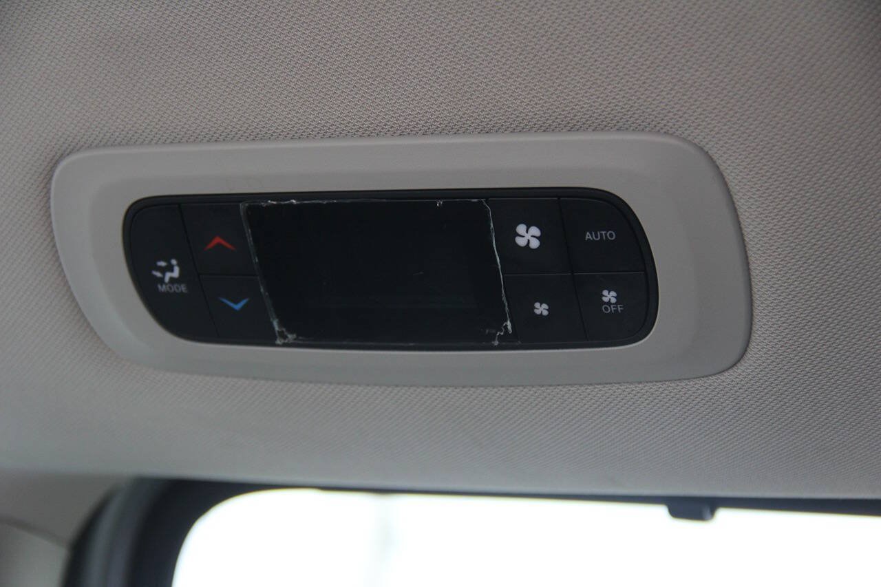 Used 2024 Chrysler Pacifica Touring-L FWD image 17