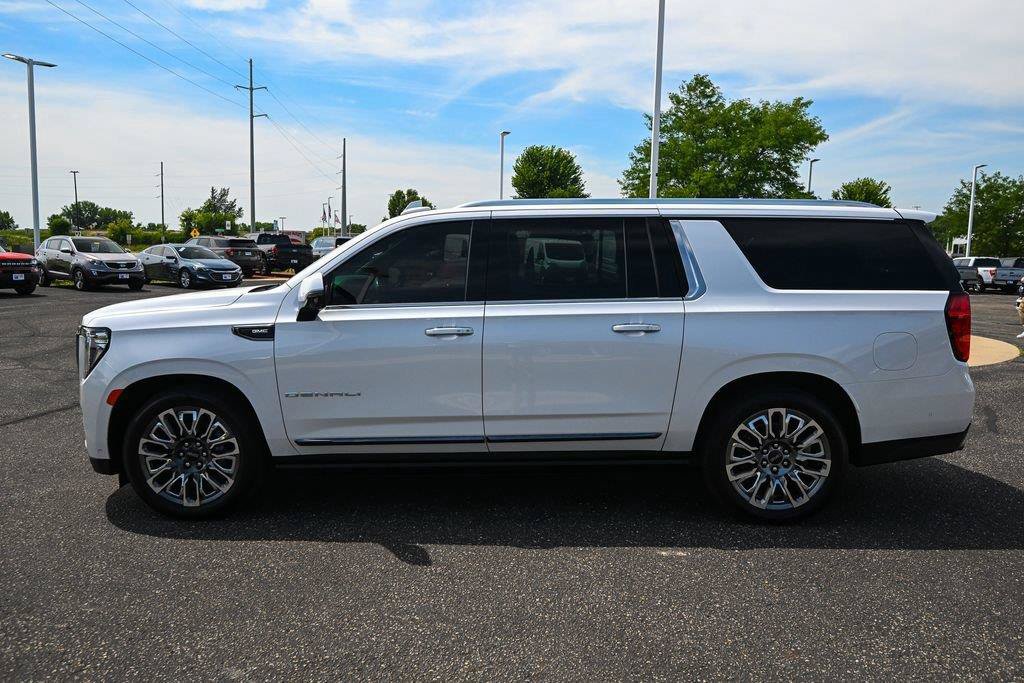 Used 2023 GMC Yukon XL Denali Ultimate AWD/4WD image 8