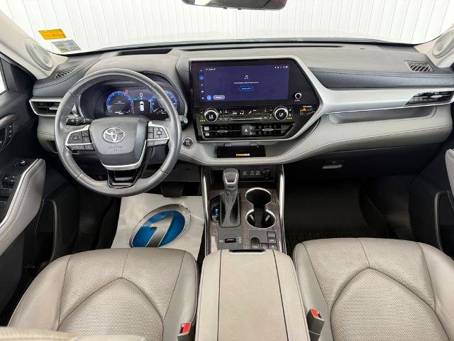 Used 2023 Toyota Highlander Platinum FWD image 3