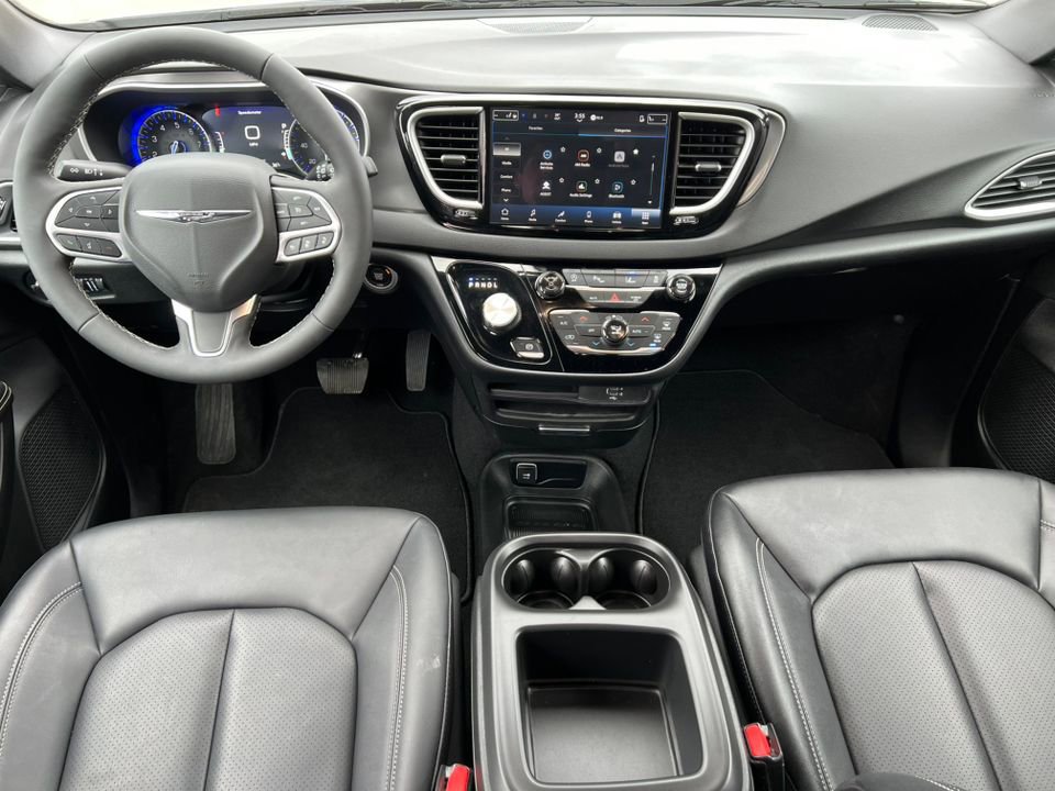 Used 2026 Chrysler Pacifica Select image 8