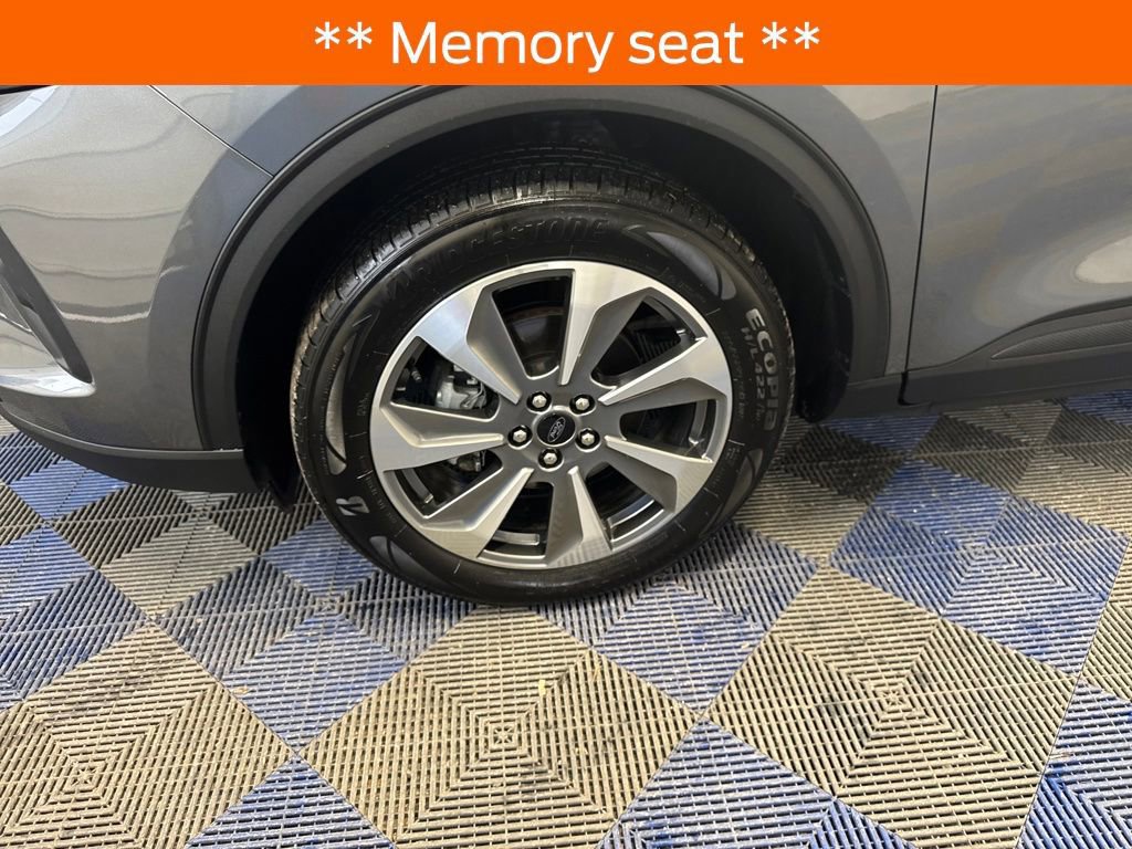 Certified 2025 Ford Escape Platinum w/ Premium Technology Package image 19