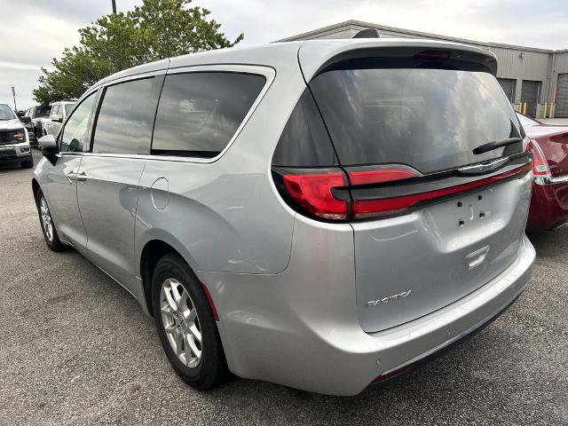 Used 2023 Chrysler Pacifica Touring-L FWD image 4