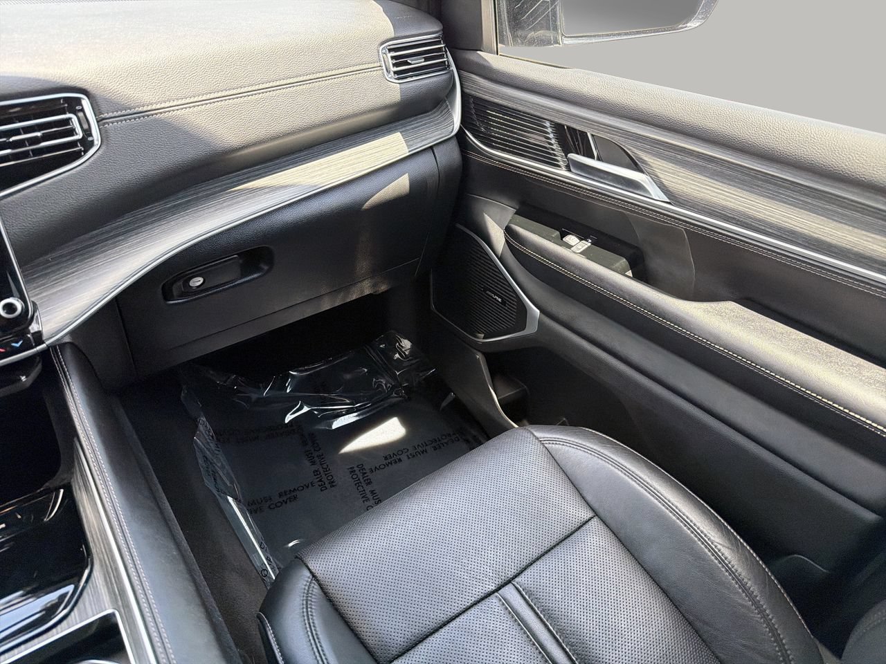 Used 2024 Jeep Wagoneer L Series II RWD image 16