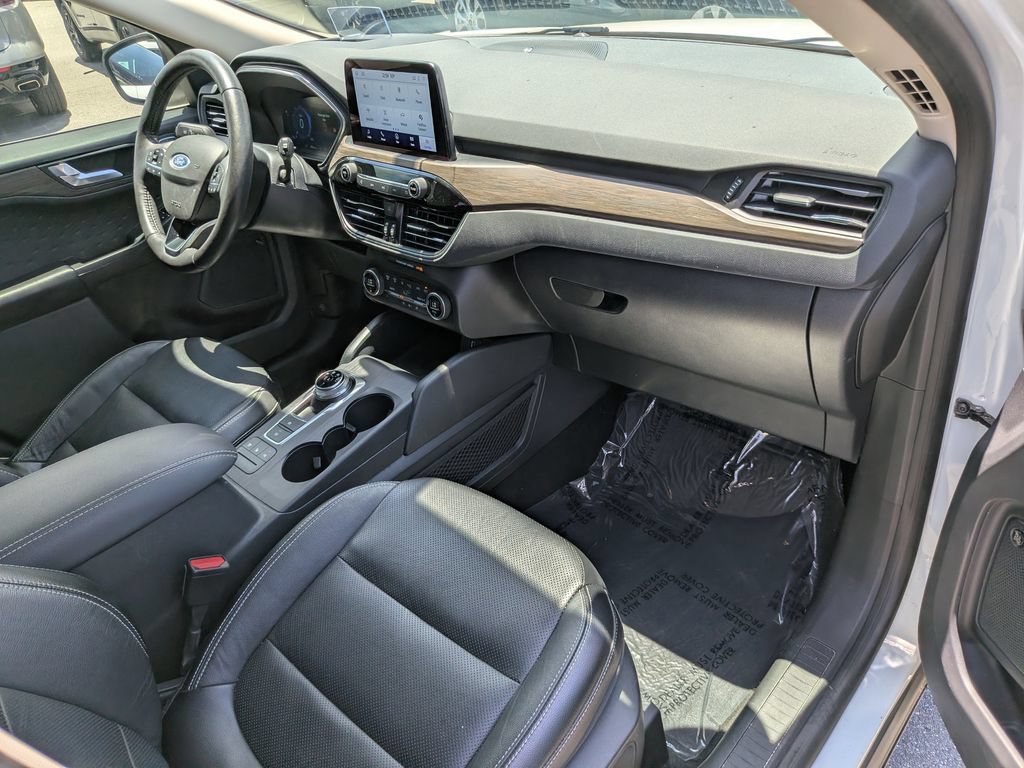 Certified 2020 Ford Escape Titanium w/ Titanium Premium Package 2.0 FWD image 17