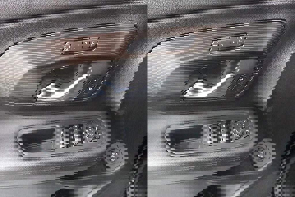 Used 2021 GMC Terrain SLT image 9