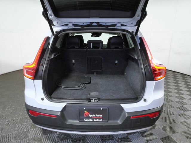 Used 2021 Volvo XC40 T4 Momentum FWD image 9