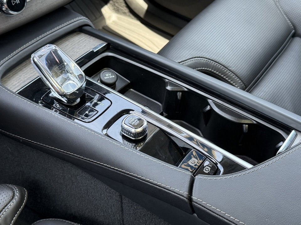 Used 2023 Volvo XC90 B6 Ultimate w/ Protection Package image 37