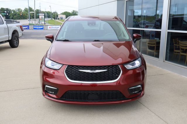 Used 2023 Chrysler Pacifica Touring-L FWD image 6