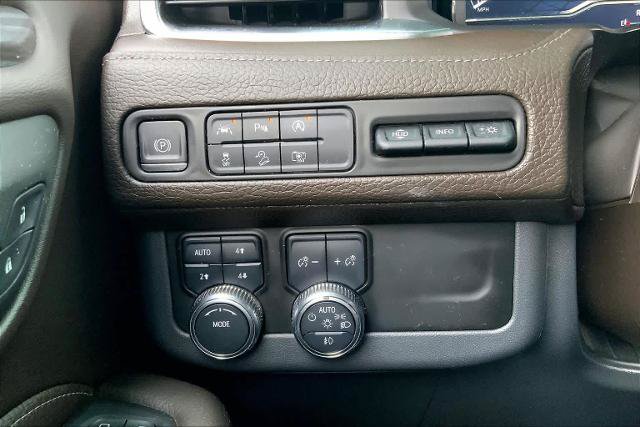 Used 2024 GMC Yukon XL Denali AWD/4WD image 34