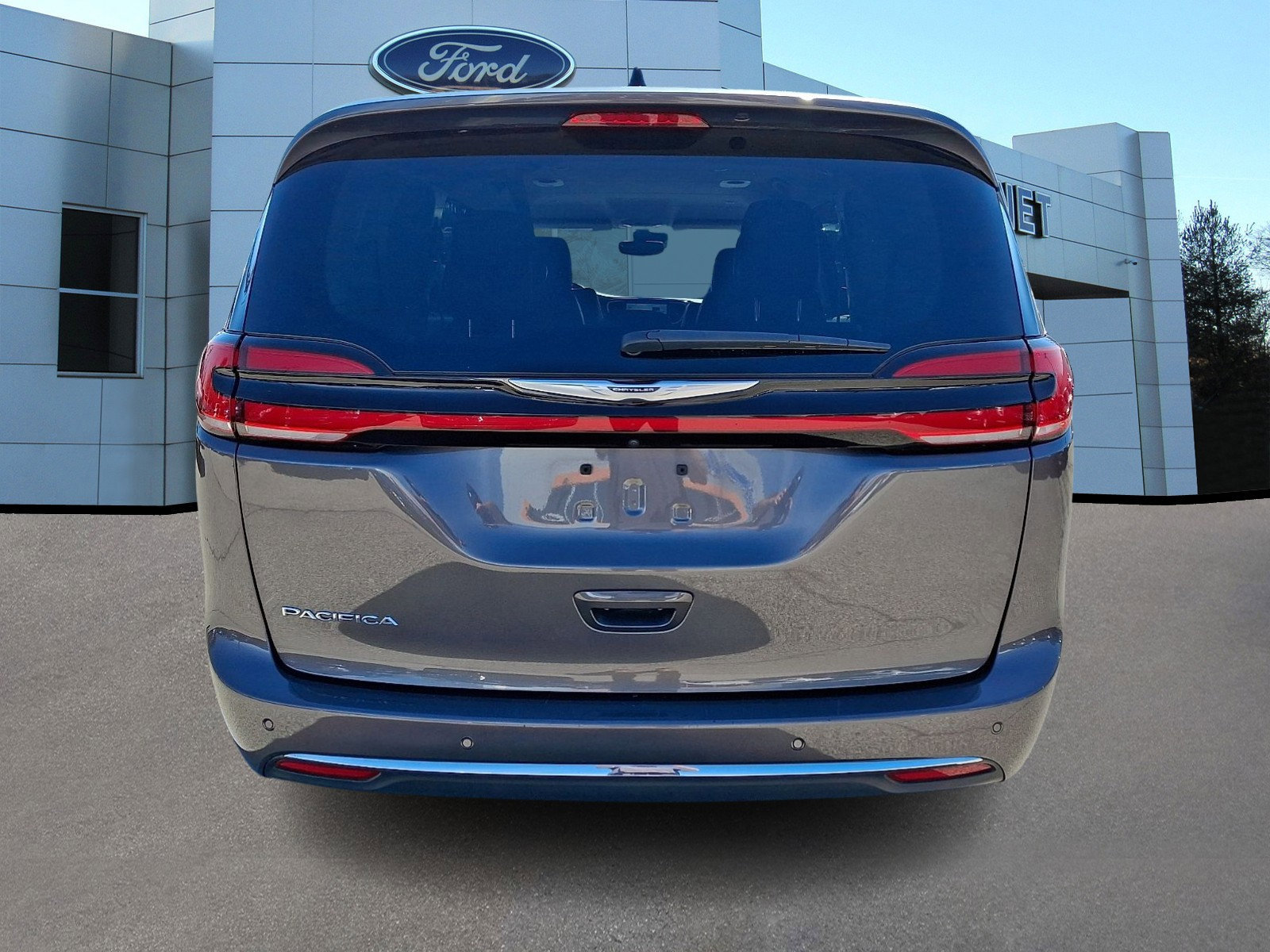 Used 2023 Chrysler Pacifica Touring-L image 3