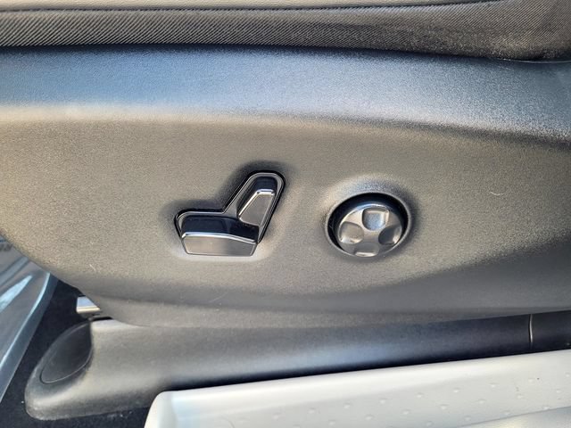 Used 2024 Chrysler Pacifica Touring-L FWD image 11