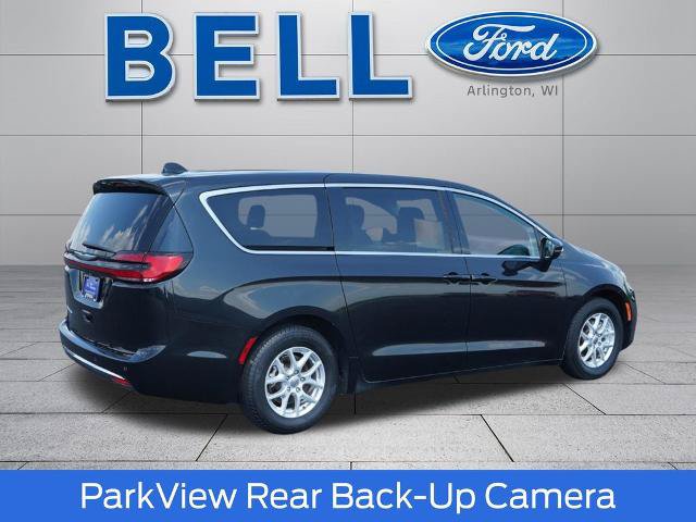 Used 2023 Chrysler Pacifica Touring-L FWD image 3