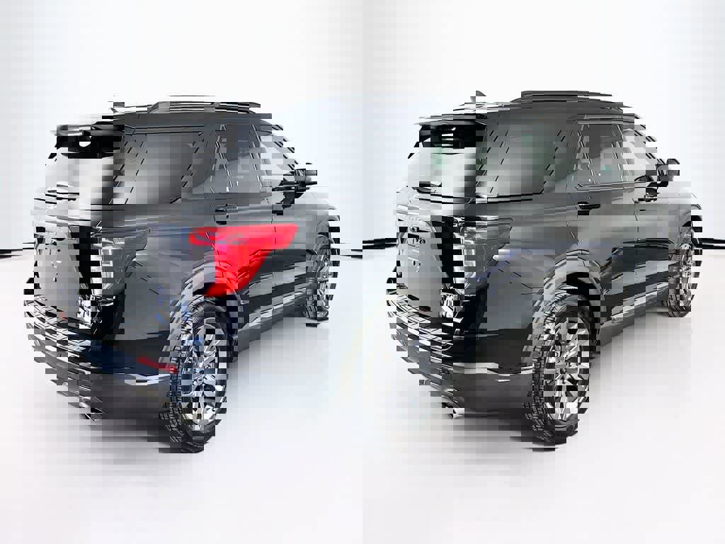 Certified 2022 Ford Explorer XLT w/ Equipment Group 202A image 5